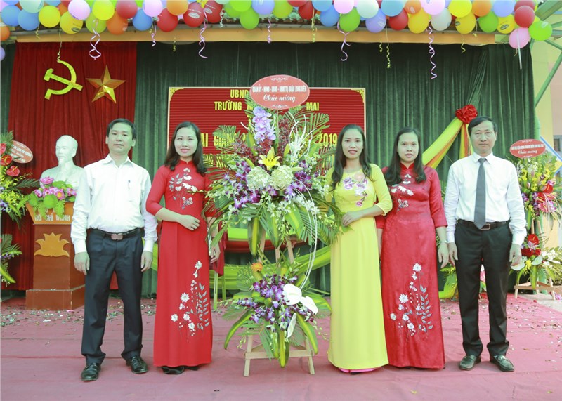 Trường mầm non Hoa  Mai tổ chức khai giảng năm học 2018-2019 - Đón bằng khen của Chủ tịch UBND thành phố Hà Nội